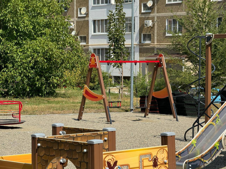 В посёлке Солнечнодольске завершается обустройство детской площадки на улице Энергетиков в рамках губернаторской программы «Поддержка местных инициатив»..